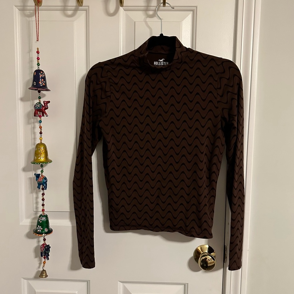 Hollister- Brown & Black Mock Turtleneck